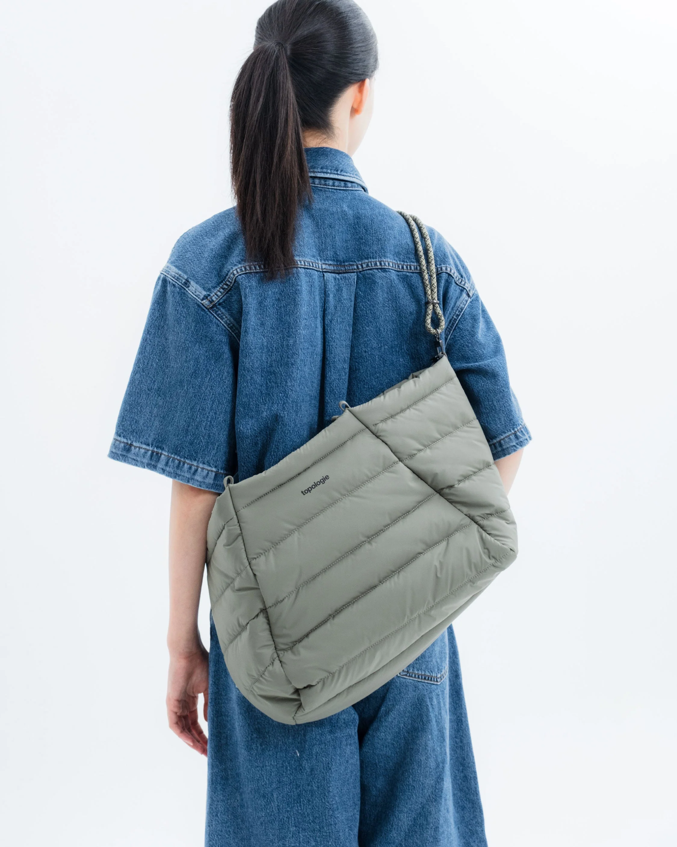 1563-marche-tote-large-taupe-puffer-10mm-rope-loop-black-reflective-8.webp Marche Tote Large / Taupe (Puffer) / 10mm Rope Loop / Black Reflective
